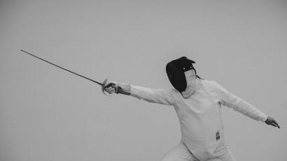 Bild: Sara Neidhardt
Treffer! Fechten ist ein Sport, der das Konzentrationsvermögen fördert. Einsteigen kann man auch noch in fortgeschrittenen Jahren. Ein Weidener Fechtlehrer gibt Tipps.