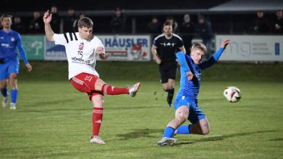 Bild: Dieter Jäschke
SC-Spieler Felix Diermeier schießt, Felix Wifling vom SV SAD-Ettmannsdorf grätscht vergeblich.