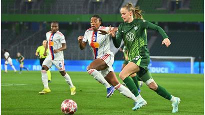 Bild: Swen Pförtner/dpa
Vivien Endemann (r) wurde als besten Spielerin der Partie ausgezeichnet.