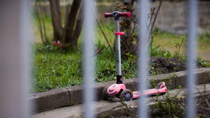 Bild: Moritz Frankenberg/dpa
Ein Tretroller steht vor dem Einfamilienhaus in der Region Hannover, in dem sich die Tat ereignete.