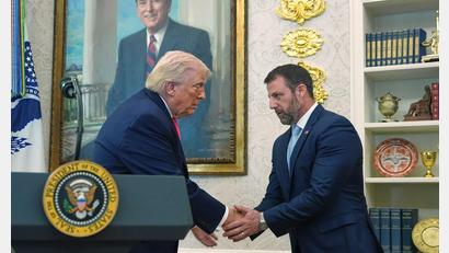 Bild: Alex Brandon/AP/dpa
Mullin ist vereidigt.