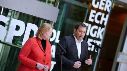 Bild: Kay Nietfeld/dpa
Die SPD-Bundeschefs Bärbel Bas und Lars Klingbeil sind auch Teil der Bundesregierung – das schade der Partei, sagt ein Juso-Landeschef.