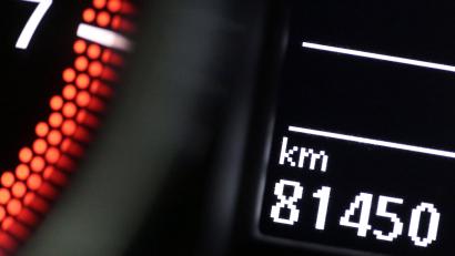 Symbolbild: Oliver Berg
Ein Mann aus Sulzbach-Rosenberg wurde beim Autokauf in Nürnberg betrogen. Der Kilometerstand war manipuliert. Jetzt ermittelt die Kripo.