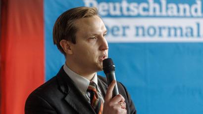 Bild: Markus Scholz/dpa
AfD-Nachwuchspolitiker Kevin Dorow wird doch nicht aus der Partei ausgeschlossen, muss dafür aber auf seine Ämter verzichten. (Archivbild)