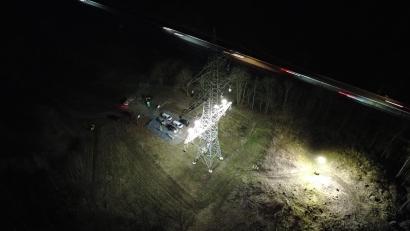 Bild: TenneT TSO GmbH
Für den Bau des neuen Ostbayernrings führt die Firma Tennet aktuell Nachtarbeiten entlang der A93 durch. Mehrere Masten werden dafür hell beleuchtet.