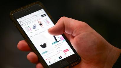 Bild: Sebastian Gollnow/dpa
Der TikTok-Shop wird nicht nur von Jüngeren genutzt.