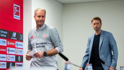 Bild: Marius Becker/dpa
Für Leverkusens Trainer Kasper Hjulmand (l) gibt es von Sportchef Simon Rolfes vorerst eine Jobgarantie. (Archivbild)