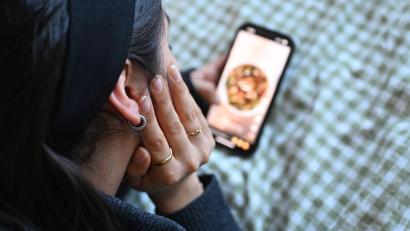 Bild: Elisa Schu/dpa
Die Social-Media-Nutzung bei vielen Jugendlichen ist laut einer neuen Studie weiter riskant. (Archivbild)