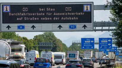 Bild: Stefan Puchner/dpa
Seit vergangenem Sommer gelten an Wochenenden und Feiertagen an A8 und A93 Abfahrverbote. (Symbolbild)