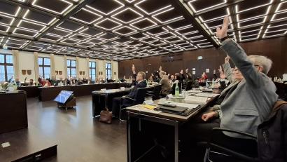 Archivbild: esc
So ähnlich sieht es aus, wenn der Kreistag im großen Sitzungssaal des Landratsamtes abstimmt. Die Mehrheitsverhältnisse ändern sich jedoch: Ab Mai 2026 sind sieben Parteien im Gremium vertreten, die AfD kommt als drittstärkste Fraktion hinzu.