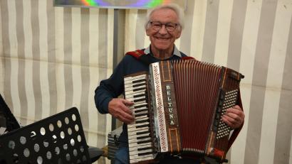 Archivbild: jr
Schon Stammgast ist Franz Becker mit seinem Akkordeon beim Bad Neualbenreuther Kartoffelfest. Jährlich besuchen mehrere tausend Besucher dieses Event.