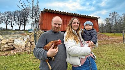 Bild: Matthias Bäumler
Marcus, Simone und Hannes Bayreuther auf der großen Hühnerwiese. Die Nebenerwerbslandwirte haben noch viel vor.