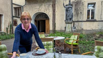 Bild: Stephan Huber
Café-Chefin Hannelore Dorner denkt jetzt nicht mehr ans Aufhören und freut sich auf das Frühjahr. Jetzt kann auch der Hinterhof-Garten mit der römischen Göttin Minerva wieder bewirtet werden – die Bestuhlung steht schon bereit.