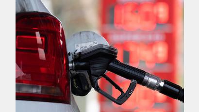 Bild: Sebastian Kahnert/dpa
Die 63-Jährige bezahlte unbemerkt die Tankladung der Betrügerin. (Symbolbild)