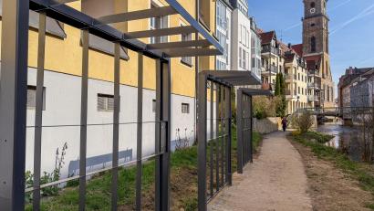 Bild: Stephan Huber
Die Rankhilfen am Vilsuferweg in der Amberger Altstadt stehen schon seit Dezember - nun sollen hier endlich auch wieder Bänke aufgebaut werden.