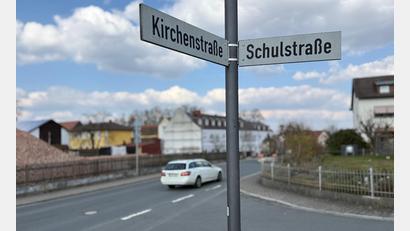 Bild: Gabi Schönberger
In Pirk wird die Ortsdurchfahrt von Montag, 30. März, bis Freitag, 10. April, wegen Wasser- und Kanalarbeiten für den Durchgangsverkehr gesperrt.