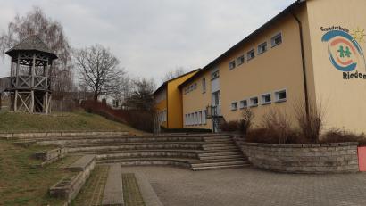 Bild: mrr
Links neben dem Schulgebäude im hinteren Bereich beim Werkraum soll das OGTS-Gebäude entstehen und der Hang dabei teilweise abgetragen werden.