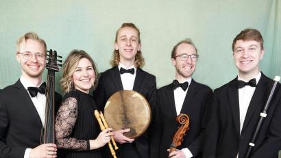 Bild: Abe Buckoke
Apollo's Cabinet tritt in der Aula des Klosters Waldsassen auf.