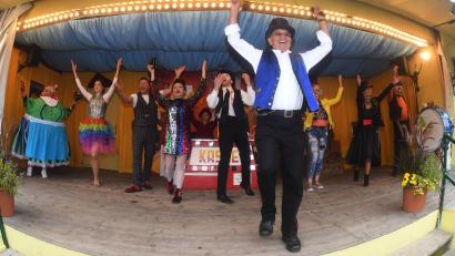 Bild: Felix Hörhager/dpa
Der „Schichtl“ Manfred Schauer und sein Team werben für die Vorstellung. (Archivbild)