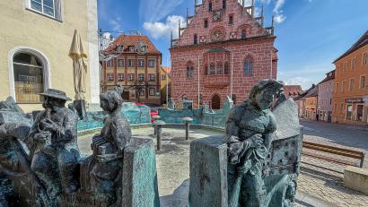 Bild: Stephan Huber
Der Geschichtsbrunnen gegenüber dem Rathaus ist von seinem Winterkleid befreit. Das Wasser wird von den Stadtwerken in den nächsten Tagen angeschlossen.