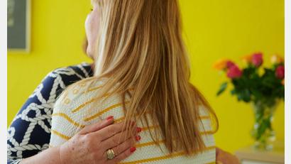Bild: Annette Riedl/dpa/dpa-tmn
Mitgefühl-Trainings bieten Forscher der Universität Mannheim an - und sagen: Menschen, die Mitgefühl zeigen, fühlen sich auch selbst besser. (Symbolbild)