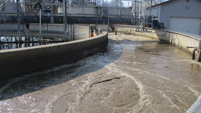 Bild: bnr
Die Gemeinde Schwarzach ist Mitglied im Zweckverband zur Abwasserbeseitigung der Gemeinden Stulln und Schwarzach. Durch die defekten Kanalrohre wird ein hoher Sandanteil und viel Fremdwasser in die Kläranlage bei Wölsendorf gespült.