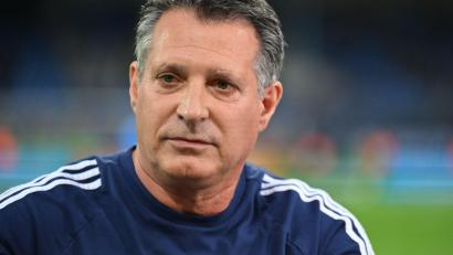 Bild: Swen Pförtner
Fußball: 2. Bundesliga - Relegation, Eintracht Braunschweig - 1. FC Saarbrücken, Relegation, Rückspiele, Eintracht-Stadion. Der frühere Saarbrücker Trainer Alois Schwartz steht vor dem Spiel im Stadion. (zu dpa: «Alois Schwartz ist neuer Trainer beim Zweitligisten Münster»)