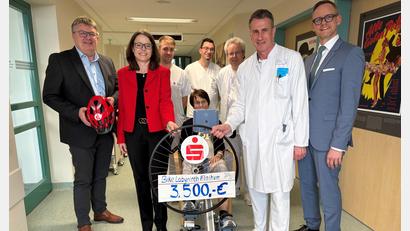 Bild: Sandra Dietl Klinikum St. Marien Amberg
Eine Spende von 3500 Euro der Sparkasse Amberg-Sulzbach kommt einem innovativen Projekt am Klinikum St. Marien in Amberg zugute. Darüber freuen sich (von links) der kaufmännische Direktor Hubert Graf, Sonja Kalb, Vorstandsmitglied der Sparkasse Amberg-Sulzbach, Johannes Dittrich und Alexander Jäger von der Physiotherapie, Oberarzt Dr. Anatole Pütz, Chefarzt Dr. Jens Trögner sowie Thomas Pickel, Vorstandsvorsitzender der Sparkasse Amberg-Sulzbach.