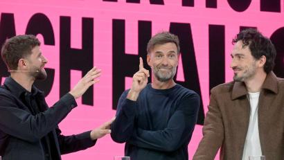 Bild: Felix Hörhager/dpa
Illustre Telekom-Experten für die WM: Thomas Müller (l), Jürgen Klopp (M) und Mats Hummels.