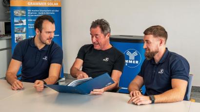 Bild: Grammer Solar
Generationswechsel bei Grammer Solar: Simon Schwab (links) und Walther Geiger (rechts) unterstützen Siegfried Schröpf seit Anfang des Jahres in der Unternehmensführung.