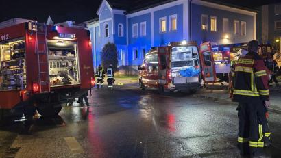 Bild: --/zema-medien/dpa
Ein Bewohner, eine Pflegekraft und zwei Feuerwehrmänner erlitten laut Polizei Rauchvergiftungen.