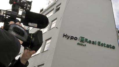 Bild: Peter Kneffel/dpa
In den Jahren der internationalen Finanzkrise war die Immobilienbank Hypo Real Estate der größte deutsche Schadenfall. (Archivbild)