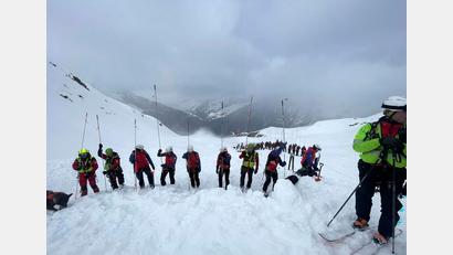 Bild: -/Italienische Bergwacht/dpa
Bei dem Unglück starben vier Tourengeher, die an einem Steilhang unterwegs waren.