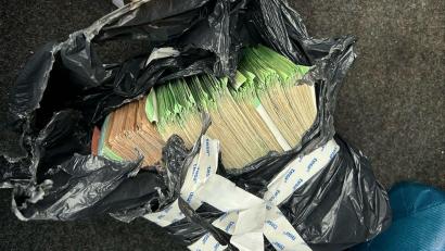 Bild: -/Hauptzollamt Landshut/dpa
Gegen den Mann wird nun wegen Geldwäsche ermittelt. (Symbolbild)