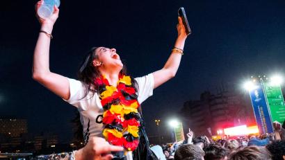 Bild: Daniel Bockwoldt/dpa
Gemeinsam mitfiebern und feiern bis in die Morgenstunden - das wird für viele Fans auch bei der diesjährigen Fußball-WM auf dem Plan stehen. (Archivbild)