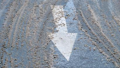 Bild: Armin Weigel/dpa
In Bayern könnte Schneematsch die Straßen rutschig werden lassen. (Symbolbild)