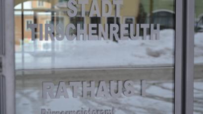 Bild: tss
In Tirschenreuth kandidieren bei der Kommunalwahl im März eine Frau und drei Männer für das Bürgermeisteramt im Rathaus.