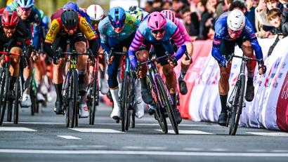 Bild: Jasper Jacobs/Belga/dpa
Marcel Kittels Schützling Dylan Groenewegen gewinnt im Sprint.