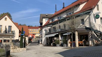 Bild: Gabriele Leonie Bräutigam [glb] (info@oedmuehle.net)
Das für Hochzeitsfeiern und Teamevents beliebte Landhotel Sternwirt liegt im Ortskern von Högen. Zum Schlafzimmer des Nachbarn sind es nur wenige Meter – das sorgt bei Nacht, wenn die Feierlaune steigt, für Konfliktpotential.