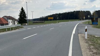 Bild: Andreas Royer
Auf Höhe der Abzweigungen nach Kleinfalz und Fromberg an der B 85 sollen Warnschilder künftig für mehr Sicherheit sorgen. Auch die Notwendigkeit des Bushäuschens stand bei einem Ortstermin in der Diskussion.