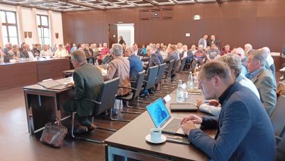 Archivbild: as
Stühlerücken gibt es ab Mai im Kreistag. Nach der Kommunalwahl gehören 21 Mitglieder dem Gremium nicht mehr an, das auch im öffentlichen Teil meist unter sich ist. Eine Ausnahme mit vielen Zuhörern gibt es nur bei brisanten Themen wie hier im Mai 2024 bei der Abstimmung über die Zulässigkeit des Bürgerbegehrens zur Krankenhausreform.