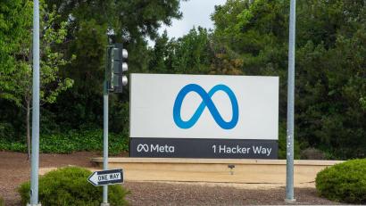 Bild: Andrej Sokolow/dpa
Gegen Meta gibt es eine ganze Reihe von Klagen, nun fiel ein erstes Urteil dazu. (Archivbild)