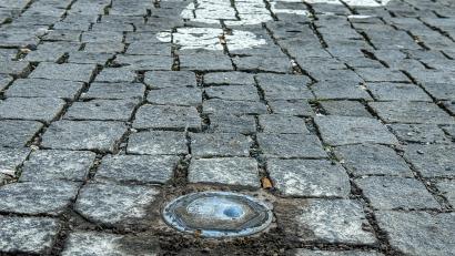 Bild: Stephan Huber
So sehen die Bodensensoren aus, die in Amberg, eine "Smart City" , in Echtzeit Informationen liefern, ob der Parkplatz für Menschen mit Behinderungen frei oder belegt ist.