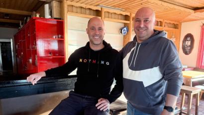 Bild: Gabi Schönberger
Massimo Erodiani (rechts) wird ab Ende April die Sportgaststätte des SV Altenstadt bewirtschaften. Vorsitzender Jens Simon (links) freut sich, dass der Verein nach so langer Zeit endlich ein Pächter gefunden hat.