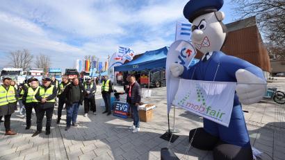 Bild: Karl-Josef Hildenbrand/dpa
Mehrere Dutzend EVG-Mitglieder protestieren für mehr Sicherheit für Bahn-Beschäftigte.