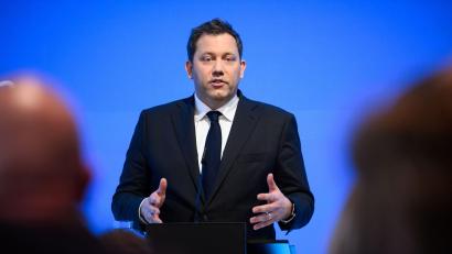 Bild: Bernd von Jutrczenka/dpa
Der SPD-Chef präsentiert seinen Reformplan.