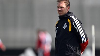 Bild: Federico Gambarini/dpa
Julian Nagelsmann beobachtet das Training der Nationalmannschaft.