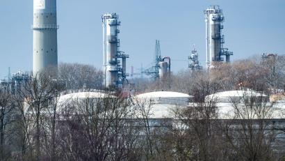 Bild: Armin Weigel/dpa
Sollte der Iran-Krieg weitergehen, könnte es im schlimmsten Fall in einigen Wochen zu Engpässen bei Kraftstoffen kommen. (Symbolbild)