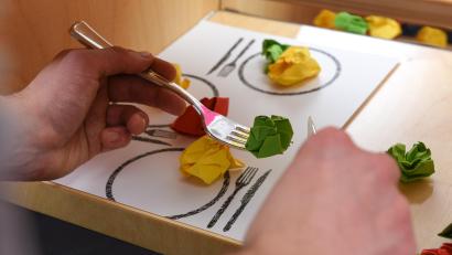 Bild: hands-on dementia 
Diese Versuchsperson hat die Aufgabe schon fast erledigt. Viele Gesunde Probanden entwickeln im Laufe der Aufgabe eine Strategie. Das können Demenzkranke nicht mehr.