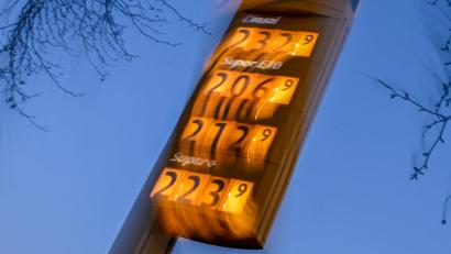 Bild: Jens Kalaene/dpa
Die Spritpreise bleiben in Bewegung. (Symbolbild)